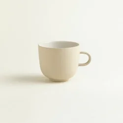 Kop med hank i keramik