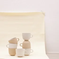 Kop med hank i keramik